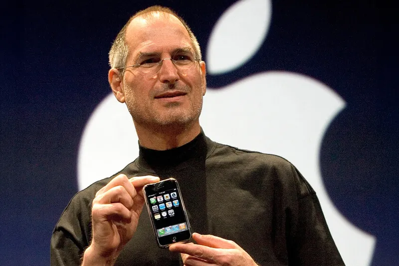 En 2007, Steve Jobs salió al escenario con un iPhone que apenas funcionaba: lo salvó un guion que no admitía ni un desvío