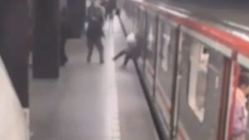 Angustiante rescate de una mujer que cayó entre los vagones cuando el metro iba a arrancar (VIDEO)