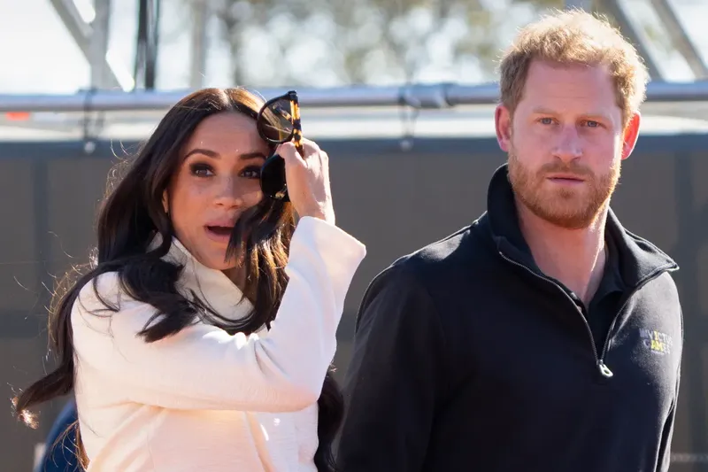 Príncipe Harry y Meghan Markle denuncian “intrusión inaceptable” de paparazzis en el colegio de sus hijos