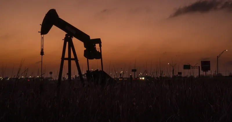 El petróleo cae tras suspensión de un ataque de Trump a Irán y expectativas de diálogo