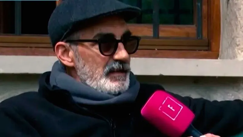 A sus 63 años, Miki Molina lleva tiempo lejos de los focos: ahora vive en un pueblo de 6 habitantes y se dedica al campo