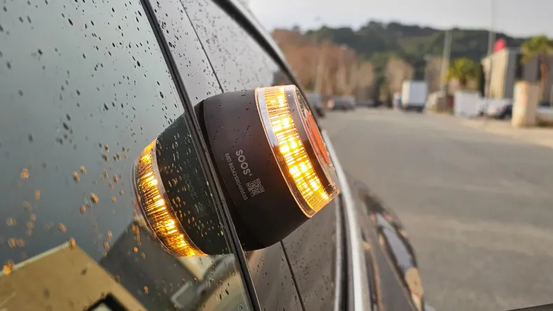 4 de cada 10 conductores no saben si la baliza V16 que llevan en la guantera está o no homologada: esta herramienta te ayuda a comprobarlo oficialmente en la DGT