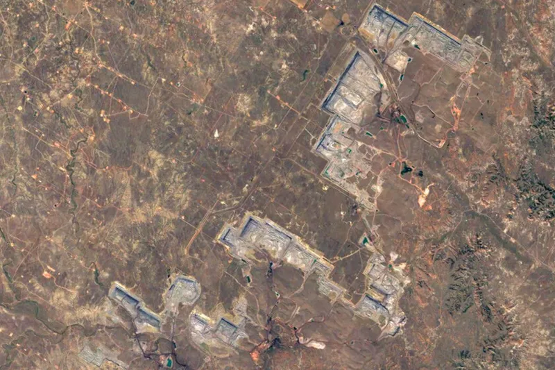 Las imágenes satelitales muestran cómo una mina puede devorar su entorno en apenas tres décadas