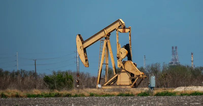 Brent cae 2,6% y vuelve a estar por debajo de los US$100 mientras mejoran los flujos de crudo