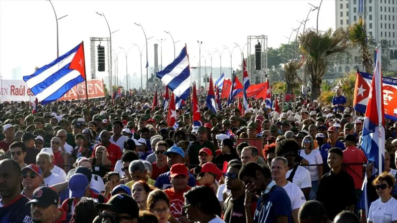 Cubanos encabezados por el presidente Díaz-Canel se movilizan en apoyo a Raúl Castro