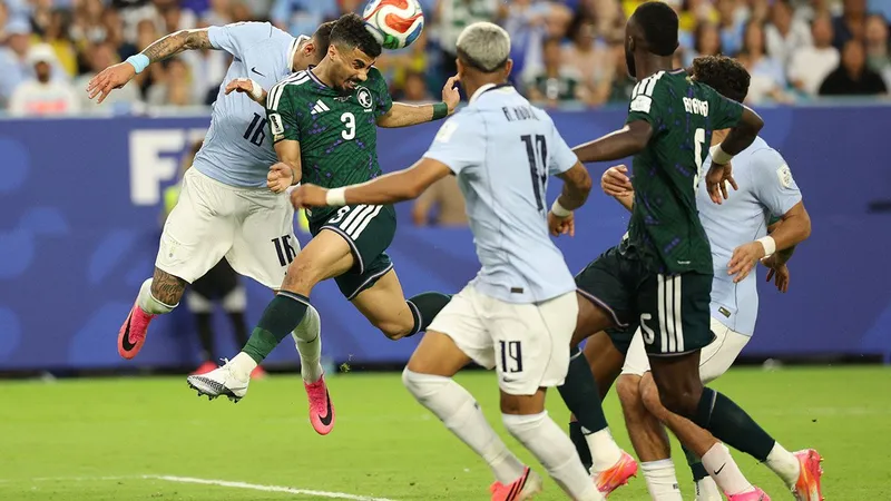 Arabia Saudita, con los dientes, rescata empate ante Uruguay