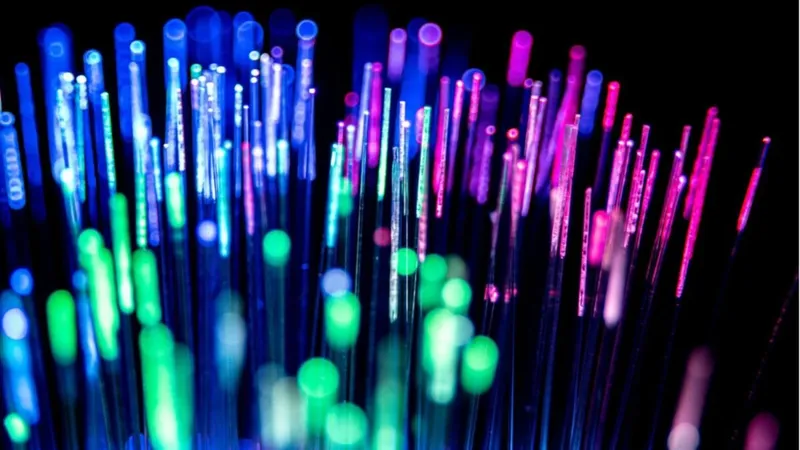 Toda la información que la humanidad podía almacenar en 2007 cabría en una transmisión de apenas 12 minutos. China acaba de demostrar la velocidad de fibra óptica que lo haría posible