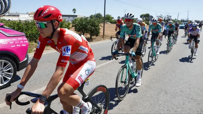 Alarma en La Vuelta: Pogacar abandona tras una fuerte caída