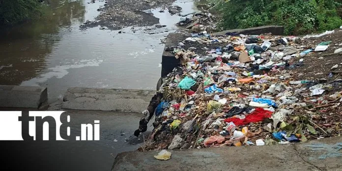 Acumulación de desechos complica drenaje de cauces en Managua
