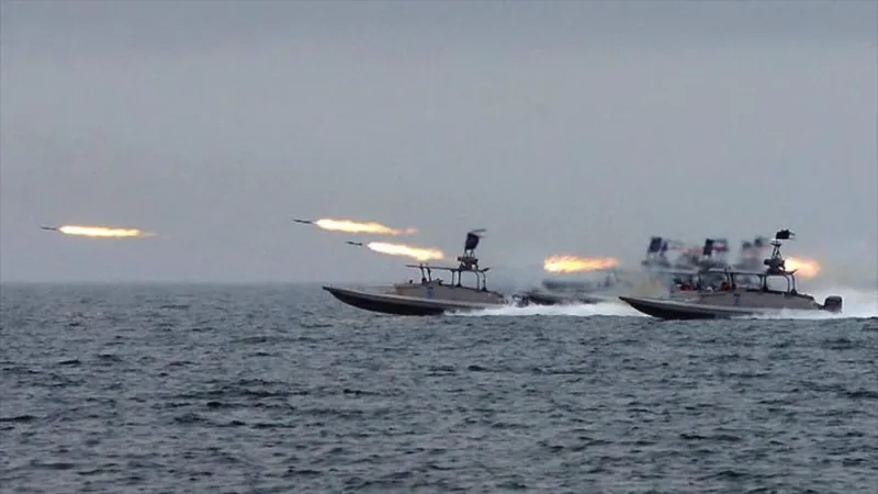 Irán obliga a retroceder a buques de EEUU tras intento ilegal de cruzar el estrecho de Ormuz