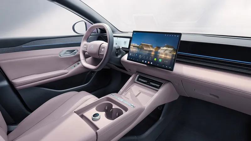 El ‘anti Tesla Model 3’ de BYD sigue descubriendo sus secretos: 630 km de autonomía y carga en 9 minutos desde 14.895€