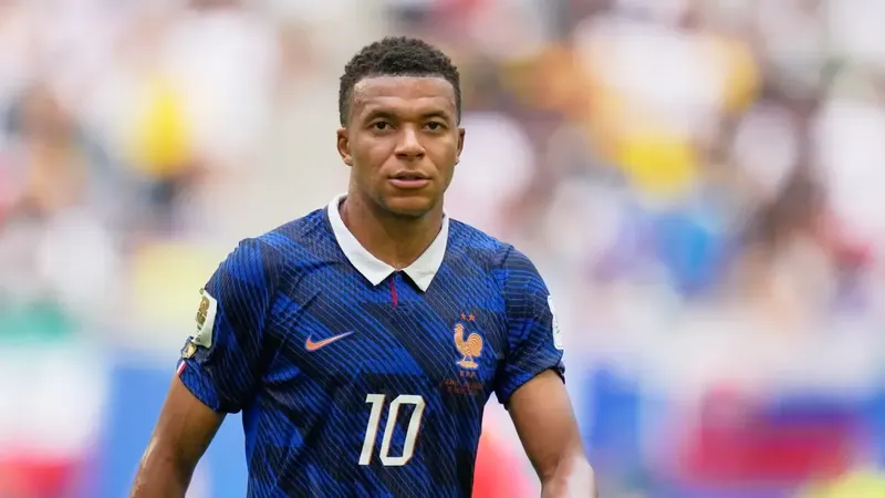 Mbappé marca y se pone por encima de Leo Messi