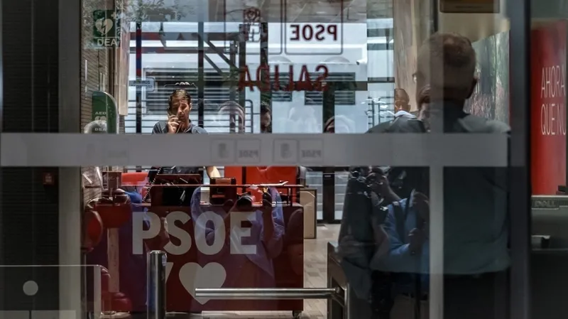 Guardia Civil española registra la sede del PSOE en plena crisis por casos de corrupción