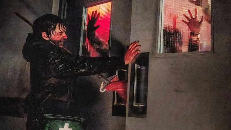 "No vas a ir a un parque de atracciones a subirte a una montaña rusa completamente solo": a punto de llegar a los cines la versión de 'Resident Evil' del director de 'Weapons'