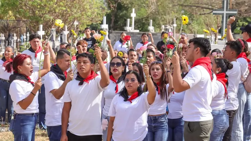 Juventud Sandinista rinde homenaje a madres heroicas en cementerios de Managua durante el Día de las Madres