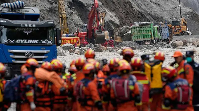 China confirma 21 muertos y 541 desaparecidos tras alud de lodo en puerto fronterizo en Xizang