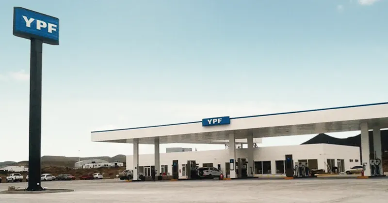 Cae el petróleo, no la nafta: el “buffer” de Marín e YPF que frenó subas ahora demora las bajas