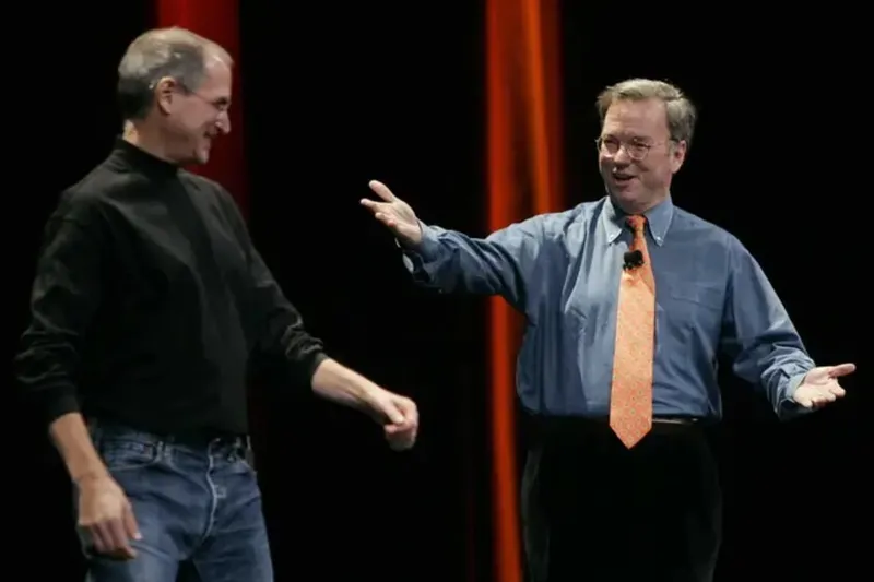Steve Jobs compartió durante años mesa y secretos con el CEO de Google. La relación terminó con una amenaza de "guerra termonuclear"