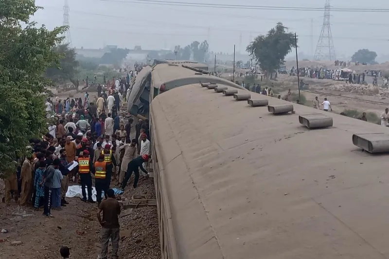 Tragedia en Pakistán: descarrila tren de pasajeros con saldo de 5 muertos y 35 heridos