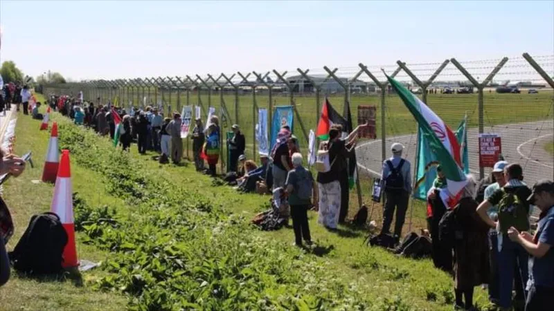 Activistas protestan ante base británica Fairford por ataques de EEUU a Irán