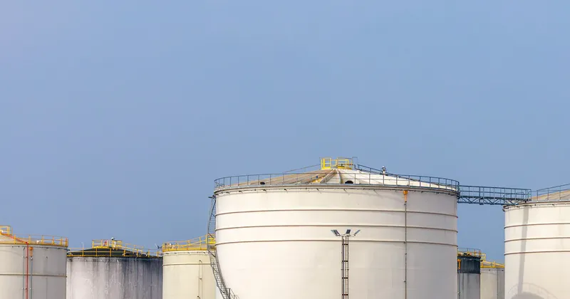 Brent alcanzó los US$110 por primera vez desde mayo ante menores esperanzas de alivio de la oferta