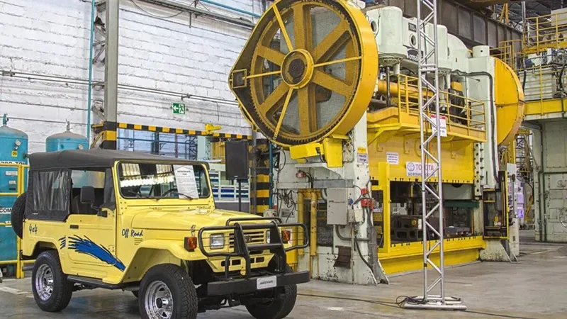 Toyota encargó una prensa Komatsu de 700 toneladas en 1934, tres años antes de que Toyota Motor siquiera existiera. Más de 90 años después, cruzó dos veces el océano, volvió a Japón y sigue trabajando para fabricar piezas de hidrógeno