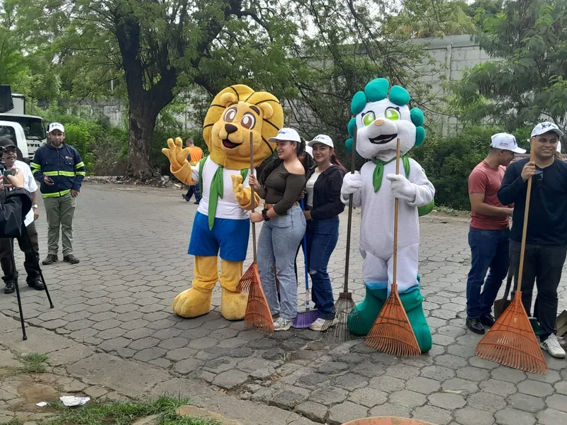 Alcaldía de Managua y universitarios limpian botadero ilegal en el Distrito I