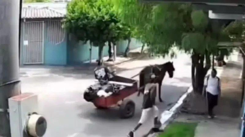 Captan en video a ladrones en carretón asaltando a una menor de edad