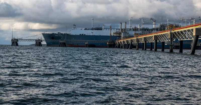 Colombia propone clases y trabajo remoto ante racionamiento de gas por cierre de terminal