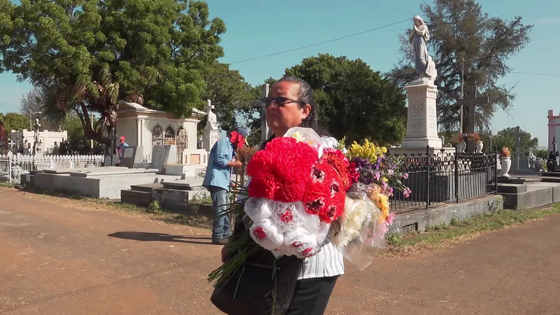 Muchas familias visitaron a sus madres en los cementerios de Managua