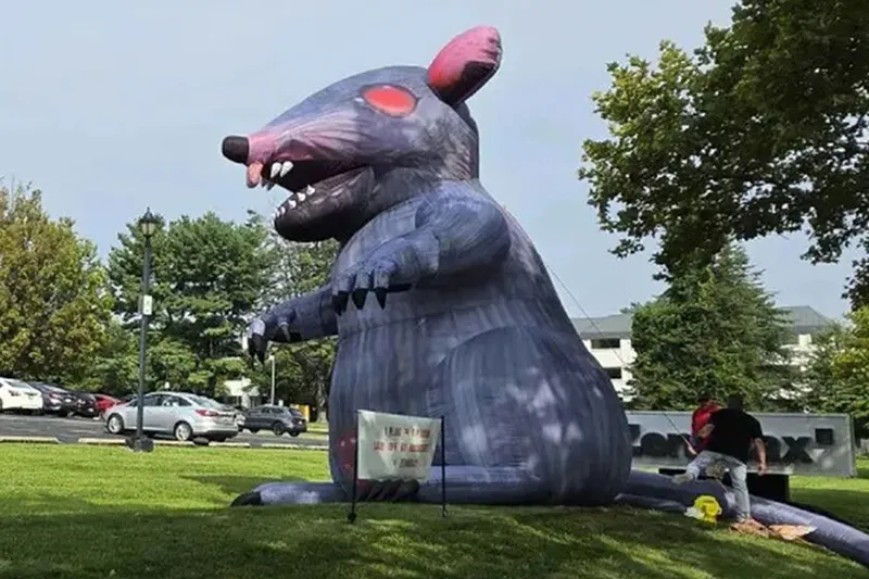La bienvenida a Asha Sharma en Bethesda para ver The Elder Scrolls VI se la dio una rata gigante inflable que protesta por los despidos