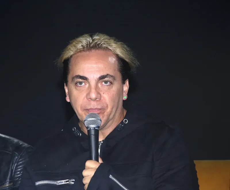 Cristian Castro habla sobre la salud de su madre tras aparecer con oxígeno en su graduación