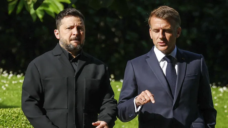 Cámara capta una conversación privada entre Zelenksi y Macron (VIDEO)