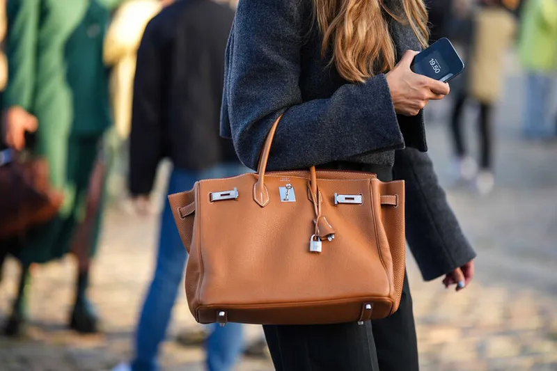 En Corea del Sur están metiendo Rolex y bolsos de Hermès en su carro de la compra como si fueran caramelos, el problema es que son tiendas online donde nadie paga nada