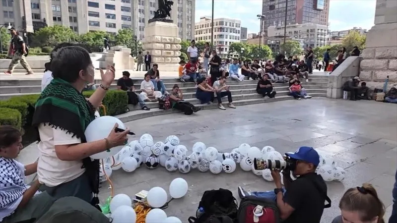 Activistas mexicanos honran a niños palestinos con globos del Mundial de fútbol