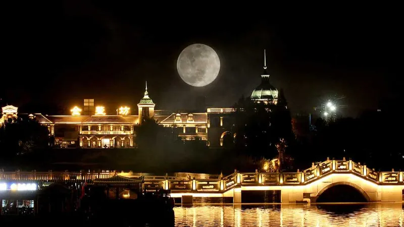 Sigue la Luna y descubre China: la Luna más llena y los paisajes otoñales más bellos