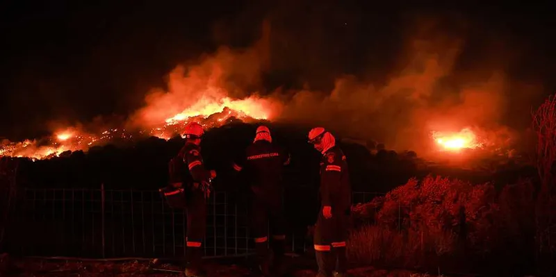 Incendio fuera de control obliga a evacuar a miles de personas en Grecia