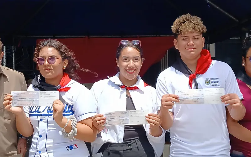 Estudiantes técnicos y universitarios reciben sus becas Pueblos Presidente