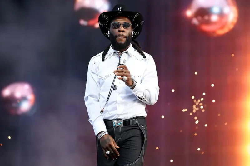 Burna Boy encabezará show de medio tiempo departido de la NFL París 2026