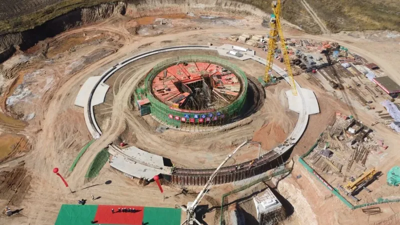 China está levantando un monstruo de 110 metros y más de 6.000 toneladas para escuchar el Universo. Podrá moverse por el cielo con un error equivalente a apuntar a una pelota de ping-pong situada a 3,3 kilómetros