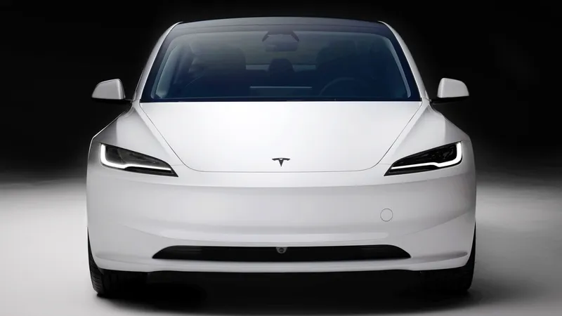 Nueva tapicería, llantas y pantalla más grande, pero con el mismo precio: Tesla actualiza el coche más vendido de España
