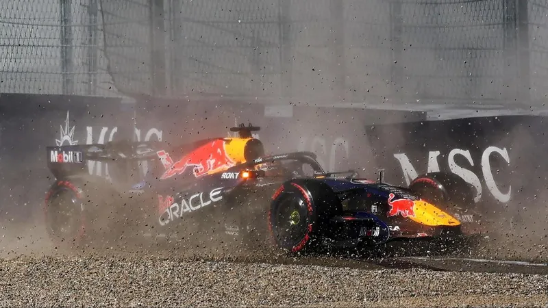 Un accidente de Verstappen pone patas arriba la clasificación