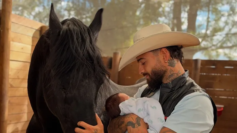Maluma presume su vida de ‘multimillonario’ con un entrañable álbum familiar