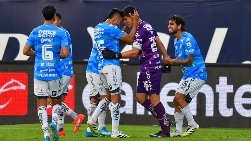 Portero del Pachuca anota y rescata empate contra San Luis de último minuto