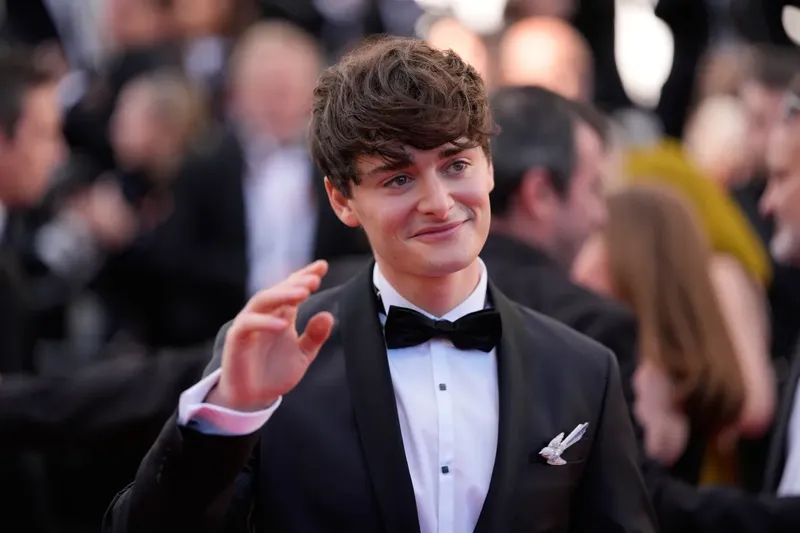 Noah Schnapp, estrella de “Stranger Things”, se gradúa de la universidad