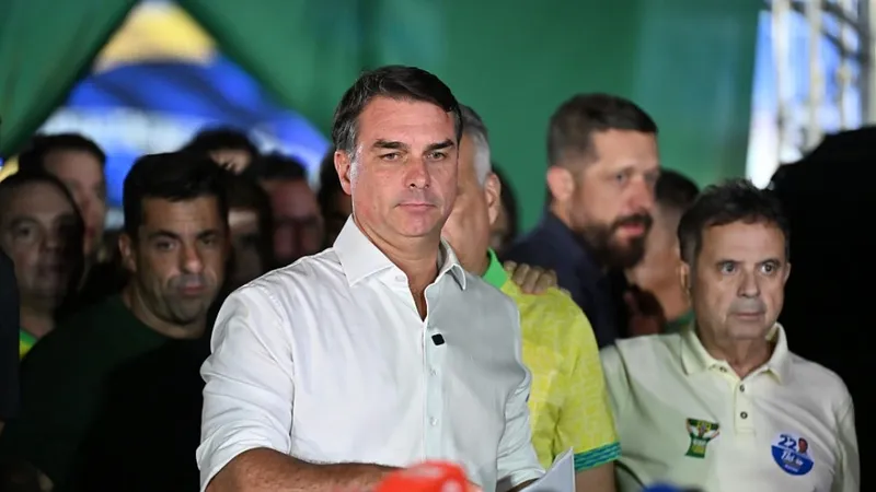 Flávio Bolsonaro dice tener prohibido salir del país