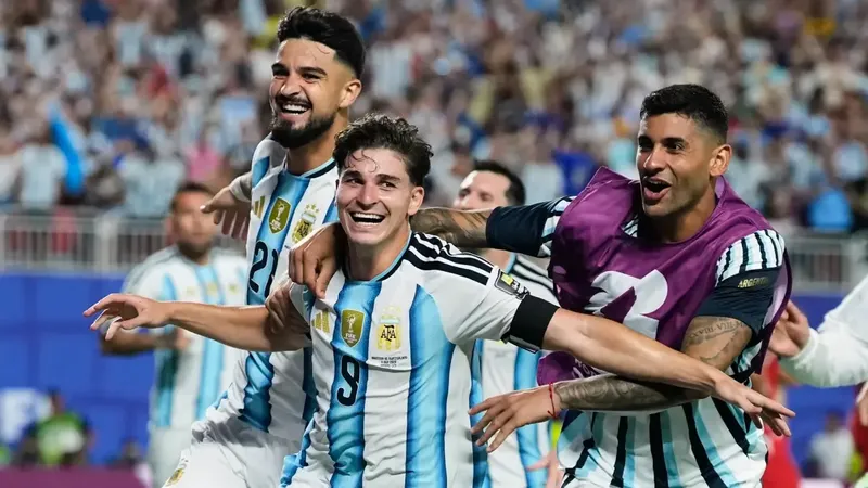 Julián: nueva oferta tras el Mundial con tope de 100 millones