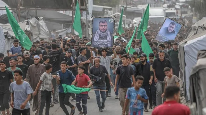 En Fotos: Gazatíes honran al comandante de Al-Qassam, asesinado por Israel
