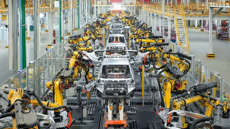 China lanza una advertencia a Reino Unido si sigue los pasos de la UE: "Adoptaremos contramedidas por los derechos de la industria"