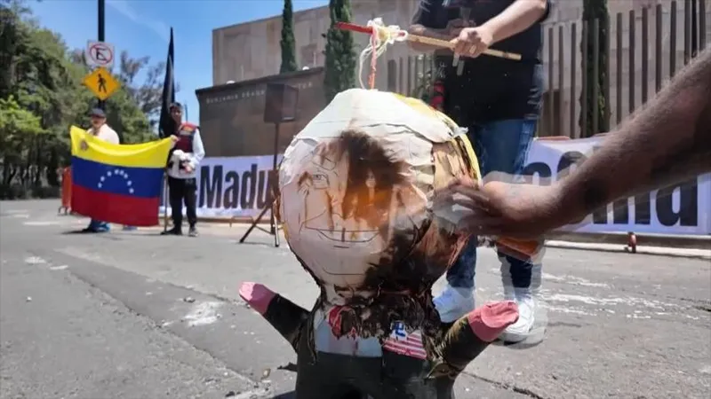 Mexicanos reclaman la liberación de Maduro frente a la embajada de EEUU